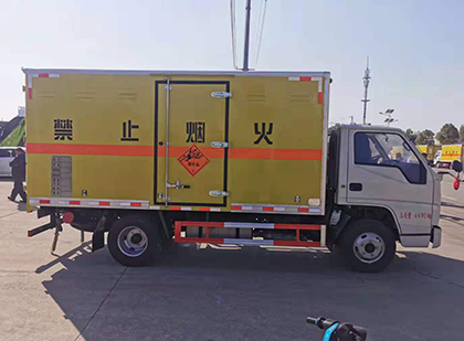 石首爆破器材运输车技术升级与安全合规新趋势